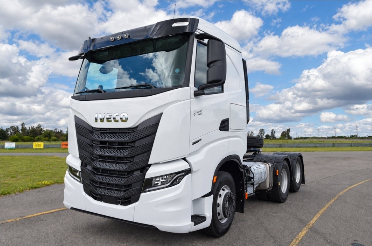 IVECO S-Way blanco en pista