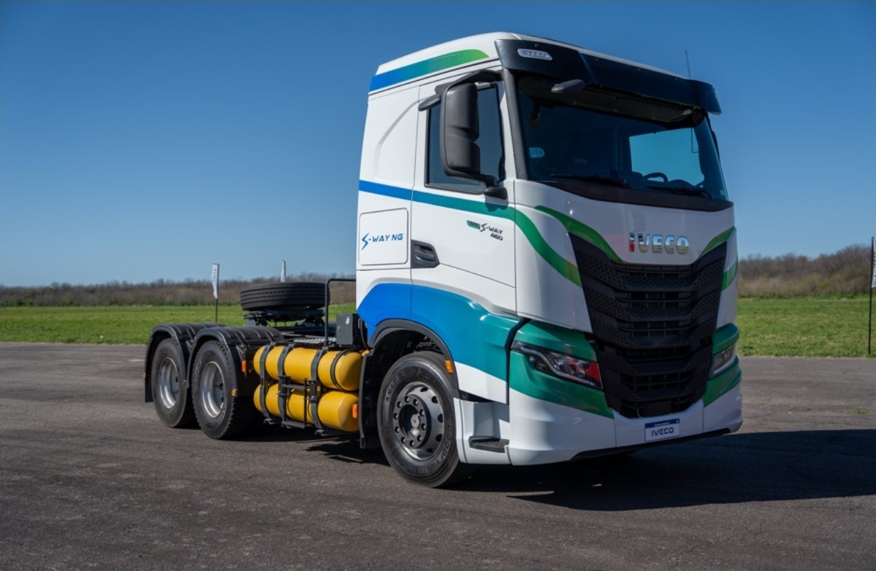 IVECO S-Way NG a gas natural con tanques amarillos