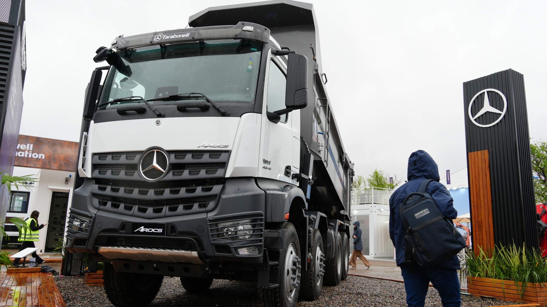 Mercedes-Benz Arocs 4848 con caja volcadora en el stand de AOG Patagonia