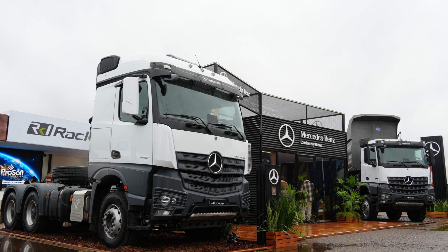 Stand de Mercedes-Benz Camiones y Buses en AOG Patagonia con el Actros 2651 y el Arocs